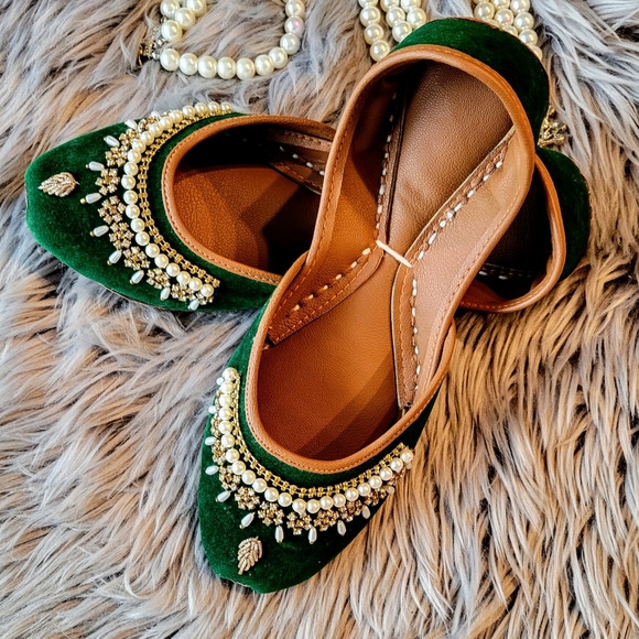 NWT Handmade velvet Zari embroidery rhinestones faux pearl khussa/ Punjabi jutti - Picture 1 of 9